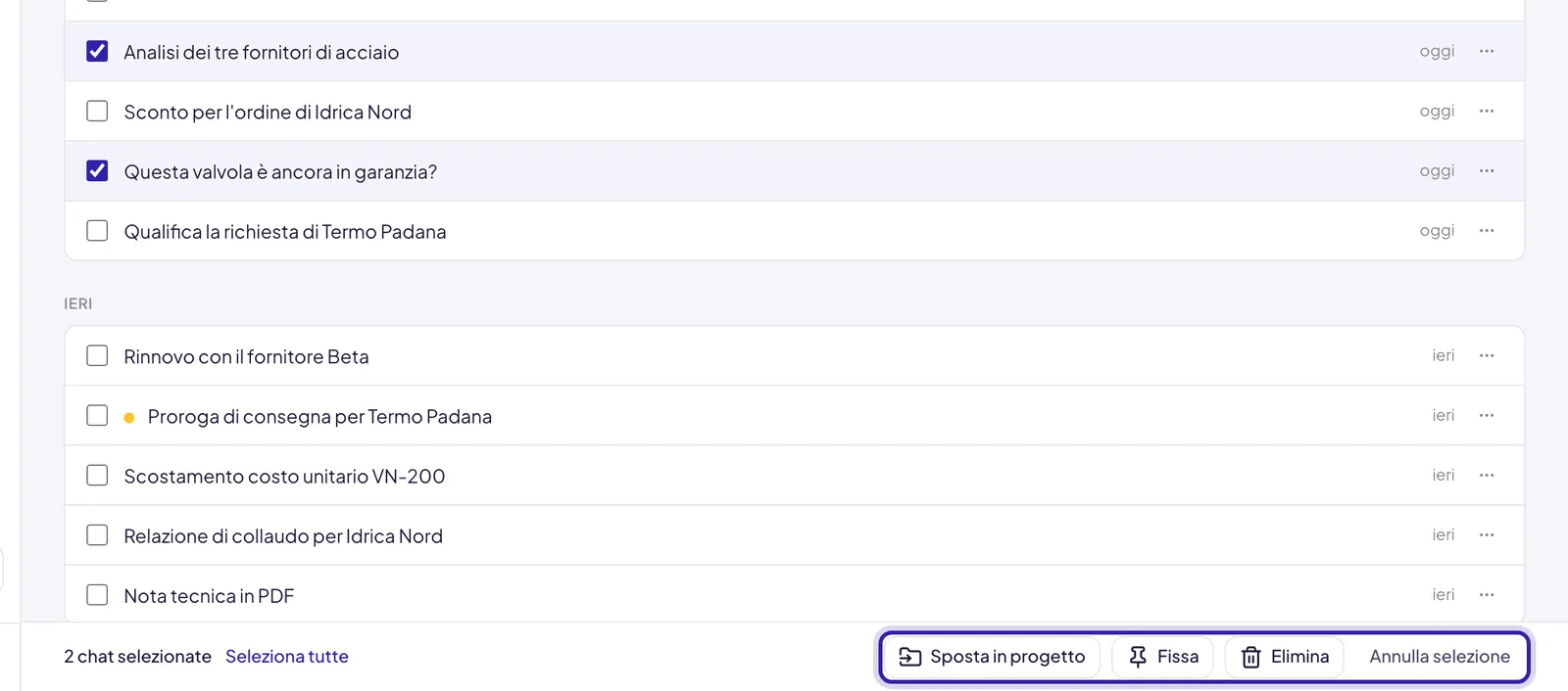Due conversazioni spuntate nell'elenco e, in fondo alla pagina, la barra con 2 chat selezionate, Seleziona tutte e le azioni Sposta in progetto, Fissa, Elimina e Annulla selezione evidenziate