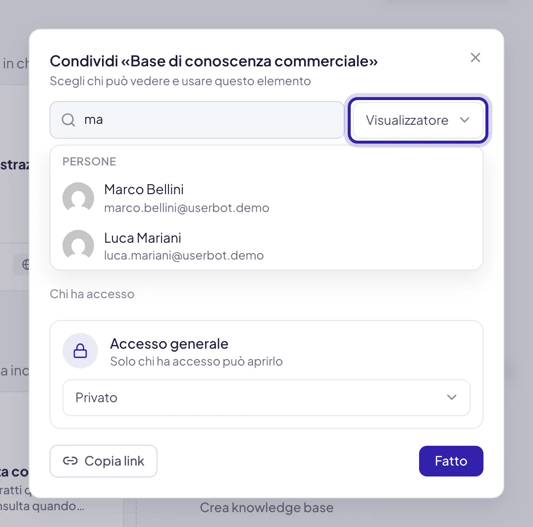 Il pannello Condividi con due lettere scritte nel campo: sotto compaiono i colleghi che corrispondono, e accanto al campo il menu del ruolo, evidenziato