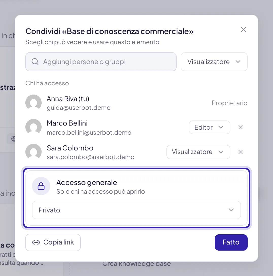 Il pannello Condividi di una base di conoscenza: chi ha già accesso con il suo ruolo, e in fondo l'accesso generale evidenziato