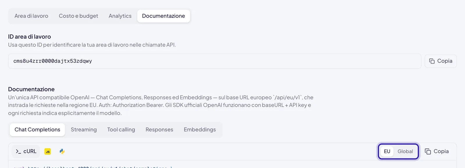 La scheda Documentazione: l'ID area di lavoro con Copia, le schede degli esempi da Chat Completions a Embeddings, la scelta fra cURL, JavaScript e Python e il selettore EU e Global evidenziato