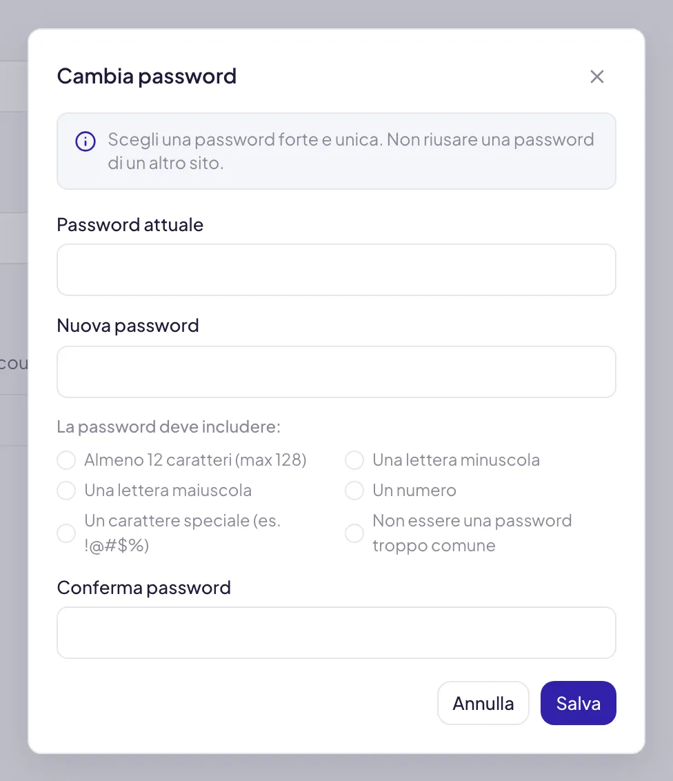 La finestra Cambia password: i campi Password attuale, Nuova password e Conferma password, fra gli ultimi due l'elenco dei requisiti da spuntare, e i pulsanti Annulla e Salva