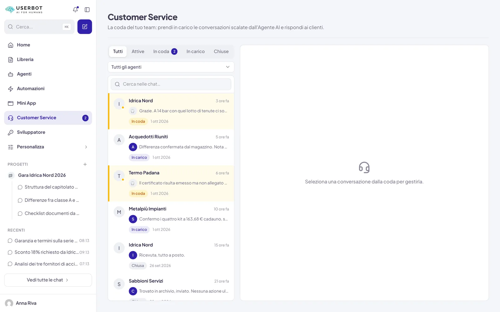 La pagina Customer Service: le schede di stato, l'elenco delle conversazioni passate dall'assistente con lo stato di ciascuna, e il contatore delle conversazioni in coda accanto alla voce nella barra laterale
