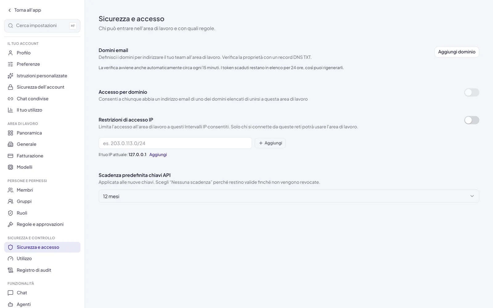 La pagina Sicurezza e accesso con i quattro controlli uno sotto l'altro: domini email, accesso per dominio, restrizioni IP con il campo degli intervalli e l'indirizzo da cui stai guardando, scadenza delle chiavi API