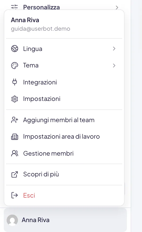Il menu che si apre sul proprio nome in fondo alla barra laterale: lingua, tema, integrazioni e Impostazioni, e più sotto le voci riservate a chi amministra