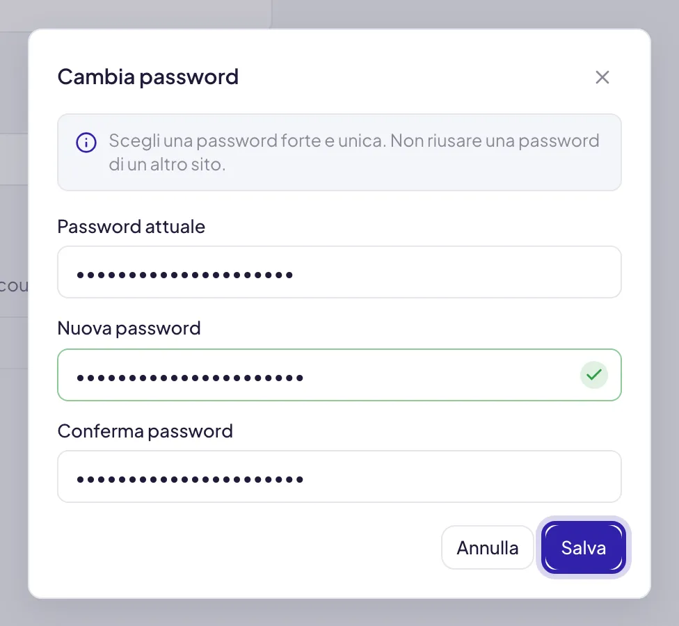 La finestra Cambia password con i tre campi compilati, la spunta verde sulla nuova password e Salva evidenziato