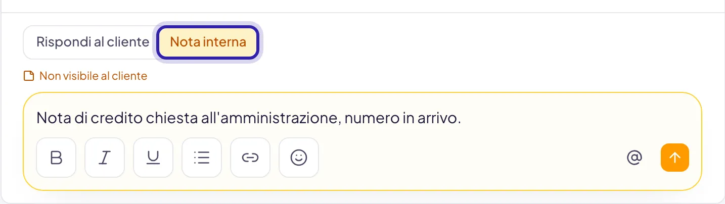 La scheda Nota interna selezionata: sotto compare Non visibile al cliente, il campo è giallo, e a destra c'è il pulsante @ per menzionare un collega al posto della graffetta