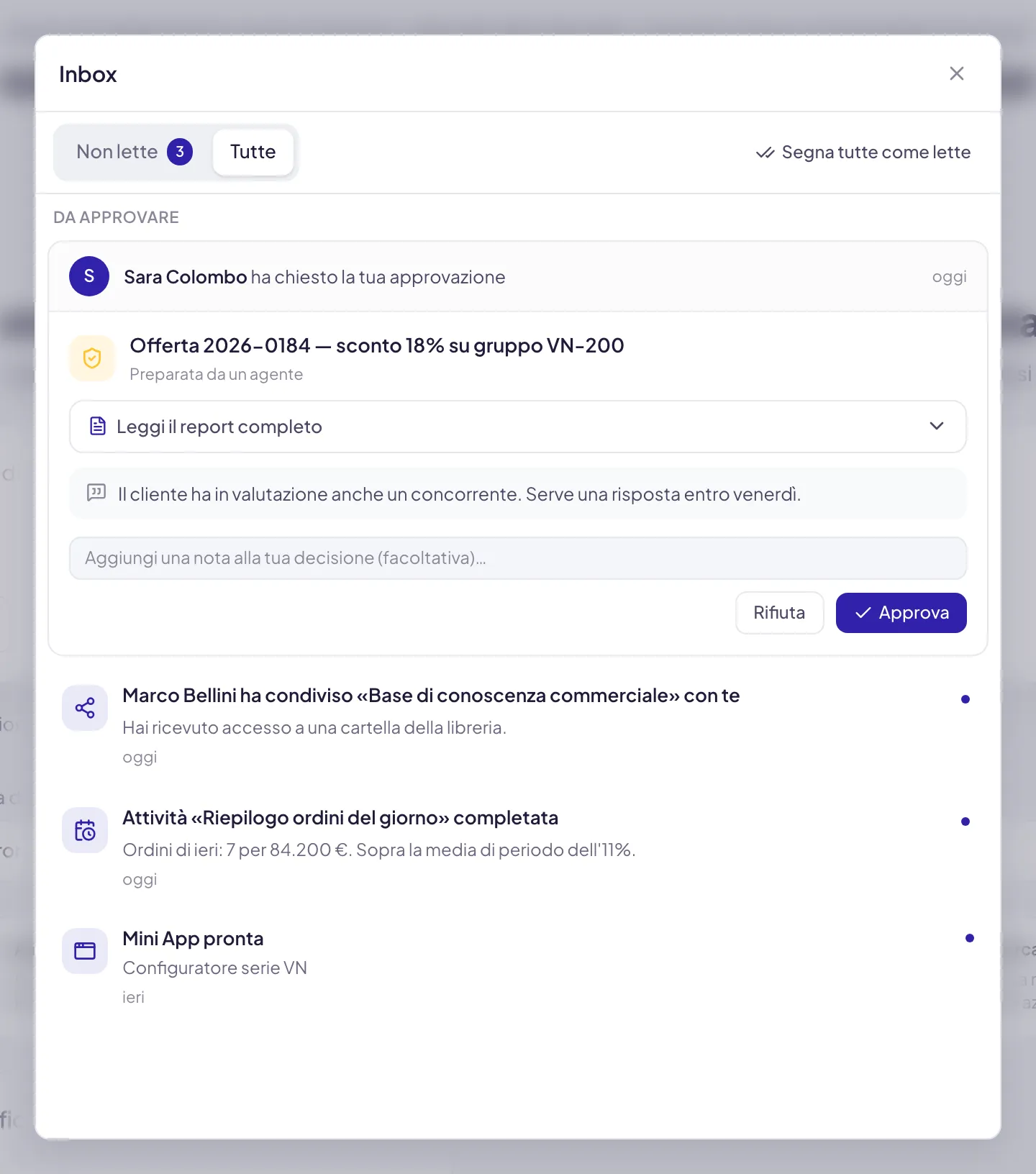 Il pannello Inbox sulla scheda Tutte: in alto Non lette con il contatore e Segna tutte come lette, poi la sezione Da approvare con una richiesta, e sotto le notifiche informative con il puntino delle non lette