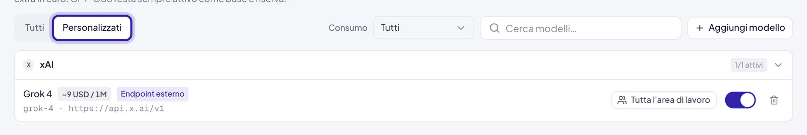 La scheda Personalizzati selezionata e sotto il fornitore xAI con Grok 4, il badge del costo stimato, Endpoint esterno, il pulsante dell'accesso e l'interruttore acceso
