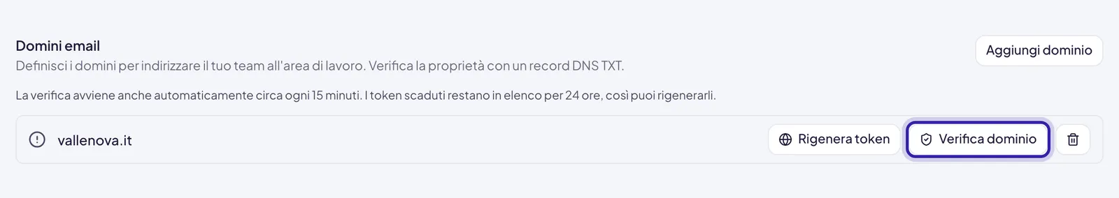 Il dominio nell'elenco Domini email con l'icona di avviso perché è ancora da verificare, e accanto Rigenera token e Verifica dominio, evidenziato