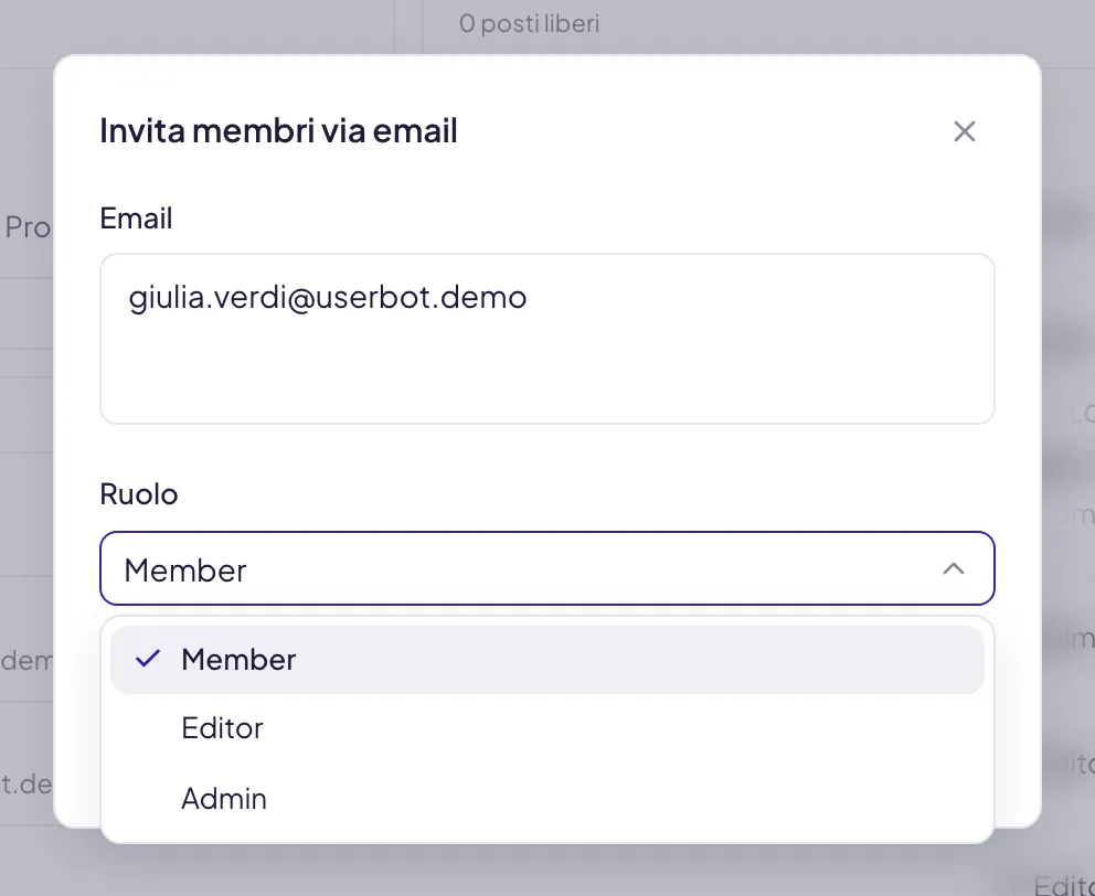 Il menu Ruolo aperto nella finestra di invito, con Member spuntato e sotto Editor e Admin