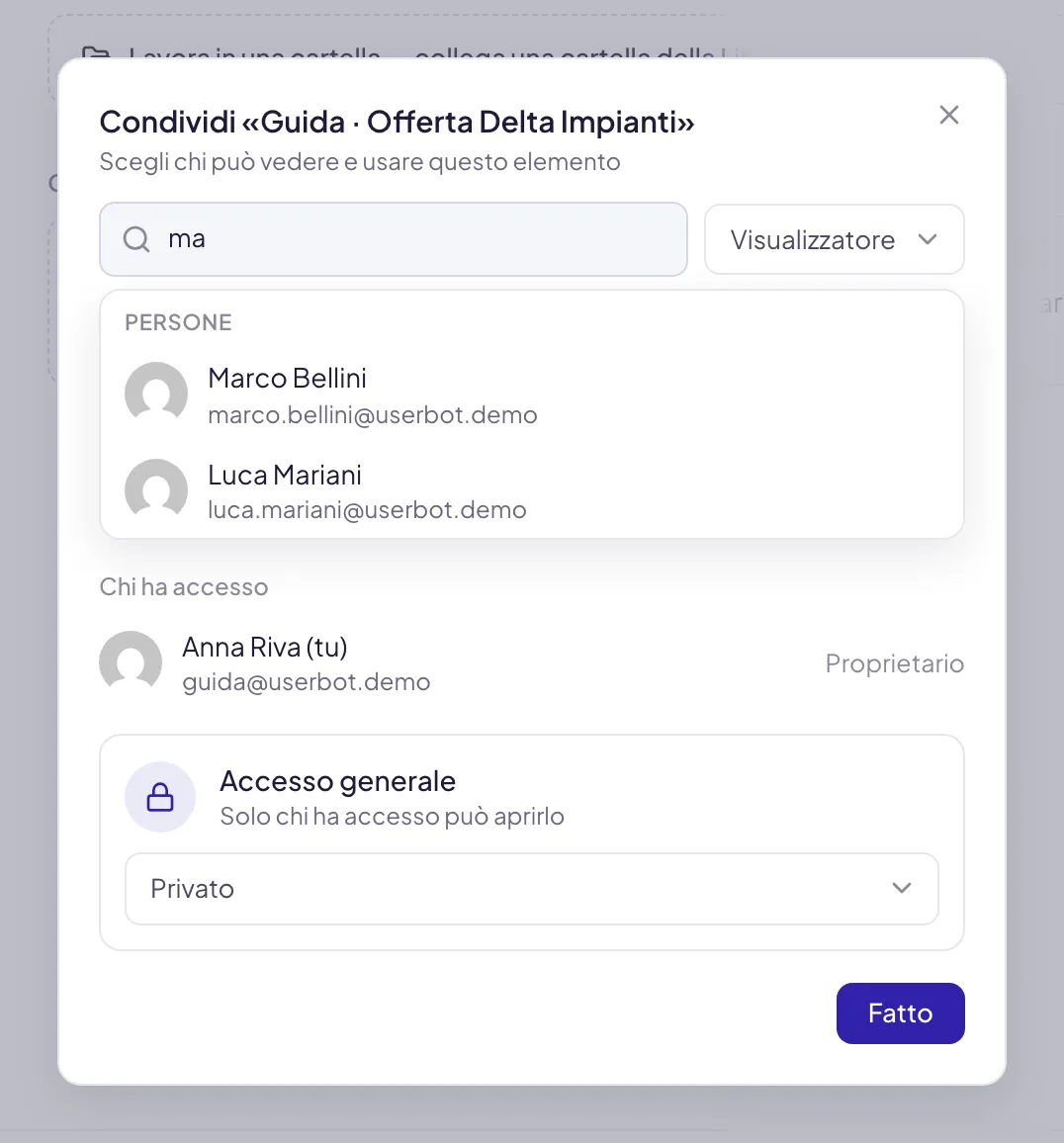 Il pannello Condividi di un progetto: poche lettere nel campo di ricerca bastano a far comparire i colleghi, e il menu accanto decide con quale ruolo entrano. In fondo l'accesso generale