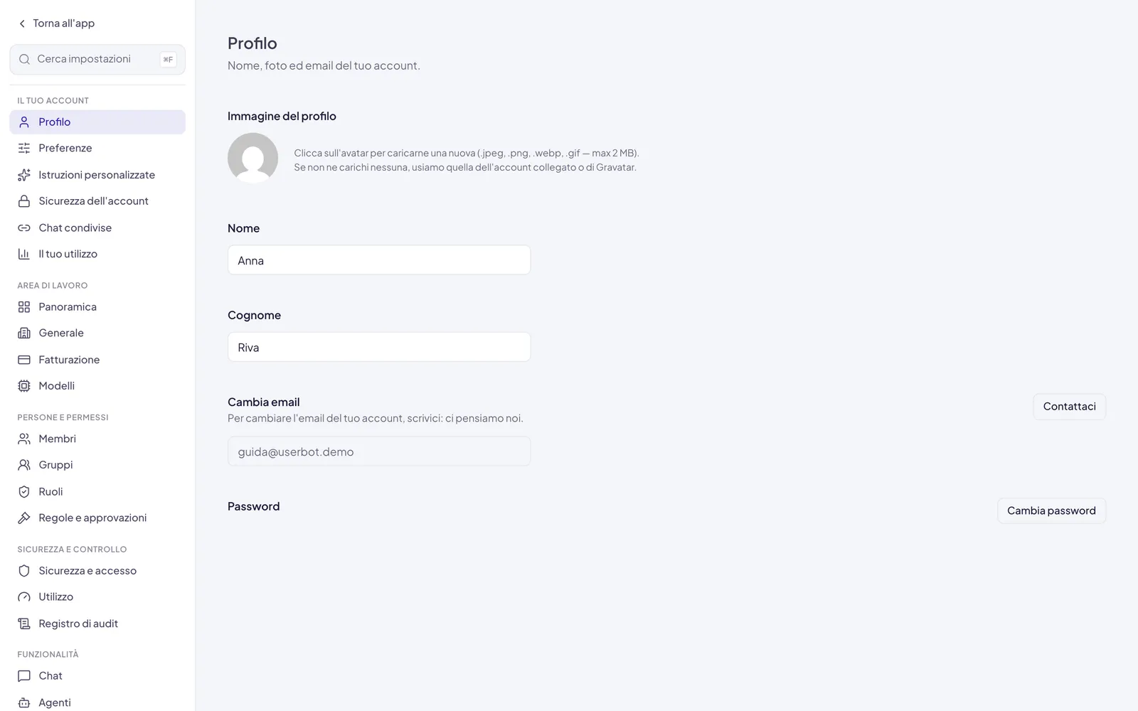 La pagina Profilo: l'immagine del profilo, i campi Nome e Cognome, l'email in sola lettura con accanto Contattaci, e la sezione Password con il pulsante Cambia password