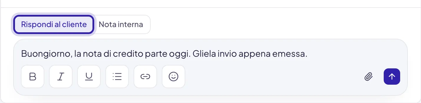 Il campo di risposta con la scheda Rispondi al cliente selezionata, una risposta scritta, la barra di formattazione, la graffetta per allegare e il pulsante a freccia