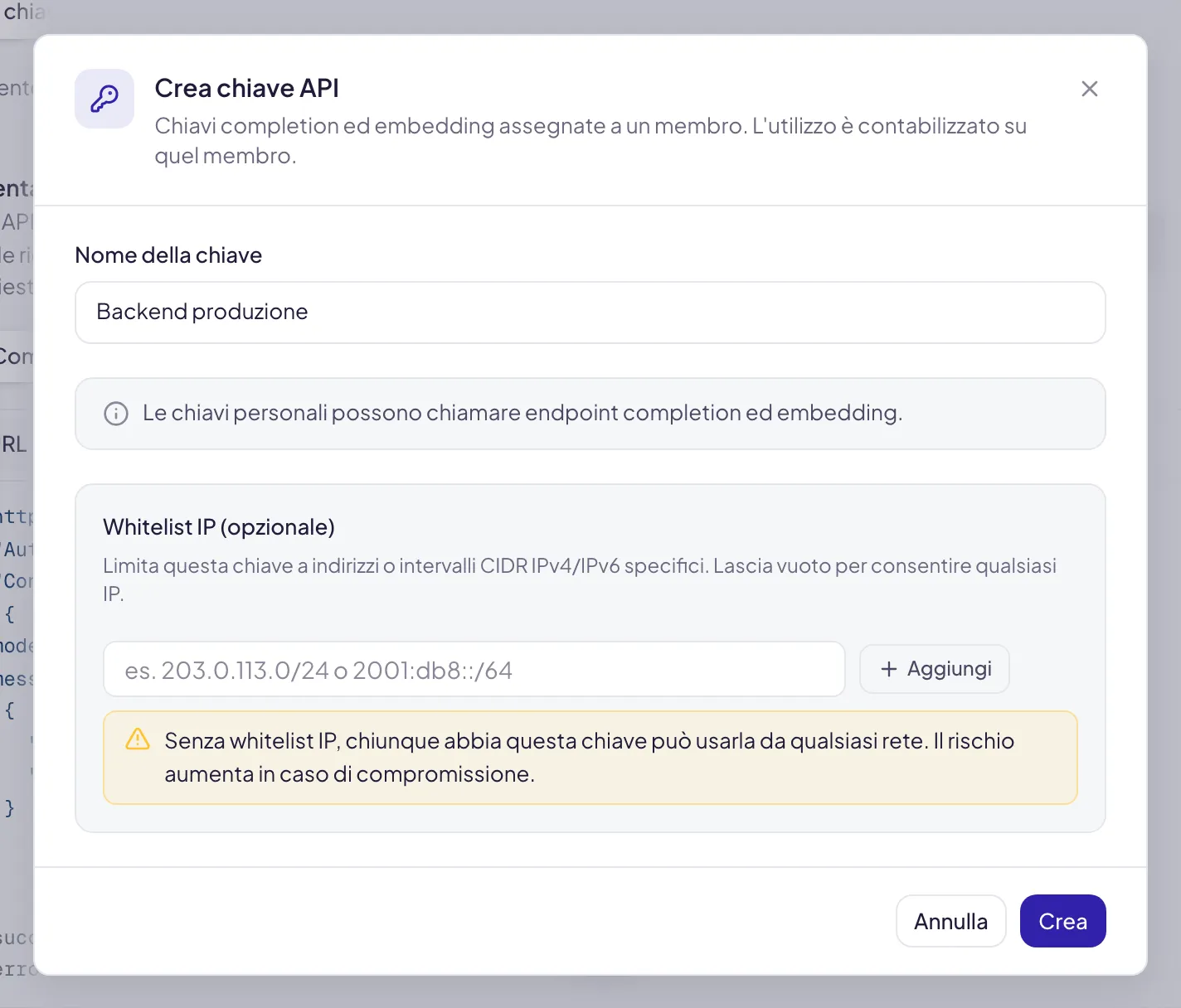 La finestra Crea chiave API per una chiave personale: il nome Backend produzione, la nota che le chiavi personali chiamano completion ed embedding, la Whitelist IP vuota con l'avviso giallo, Annulla e Crea