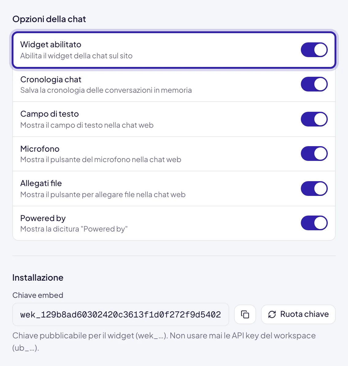 Opzioni della chat con Widget abilitato acceso ed evidenziato, gli altri interruttori sotto, e più in basso la sezione Installazione appena comparsa con la Chiave embed e Ruota chiave