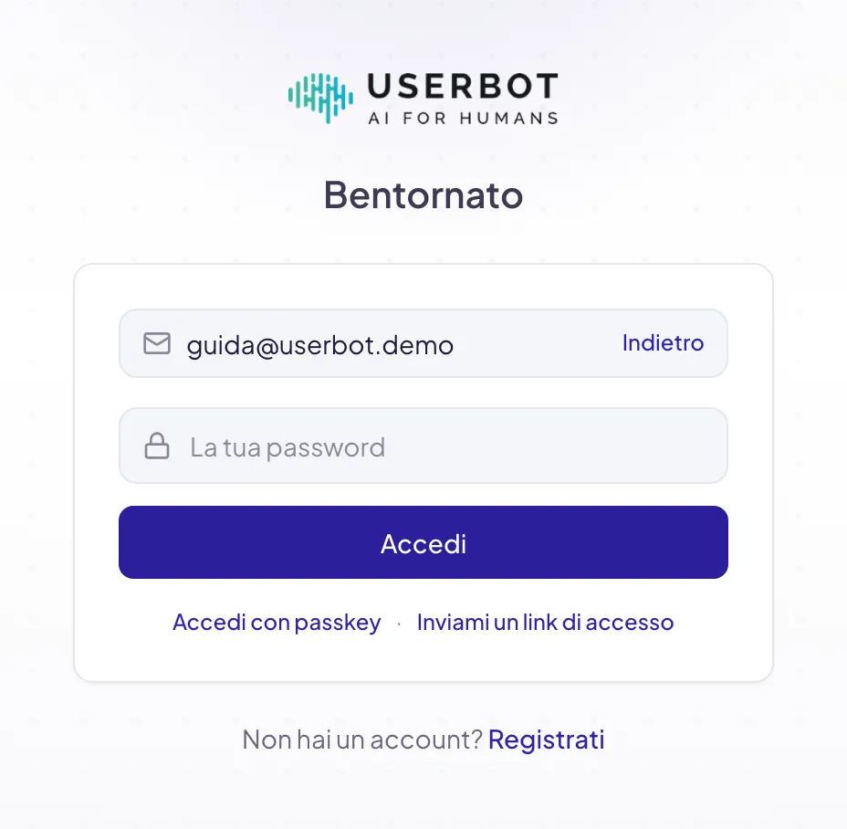 Il secondo passaggio: l'indirizzo già inserito con accanto Indietro, il campo della password con Accedi, e sotto i collegamenti Accedi con passkey e Inviami un link di accesso