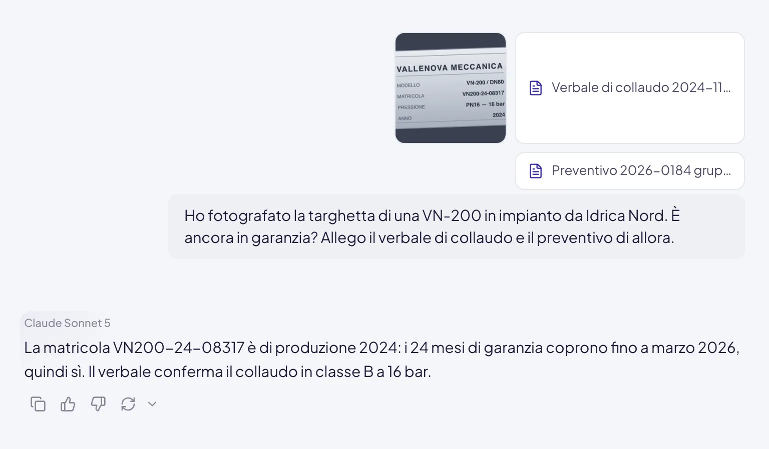 Un messaggio inviato con tre allegati insieme: la foto in anteprima e, accanto, le schede degli altri due file, un PDF e un foglio Excel, con il nome accorciato quando è lungo