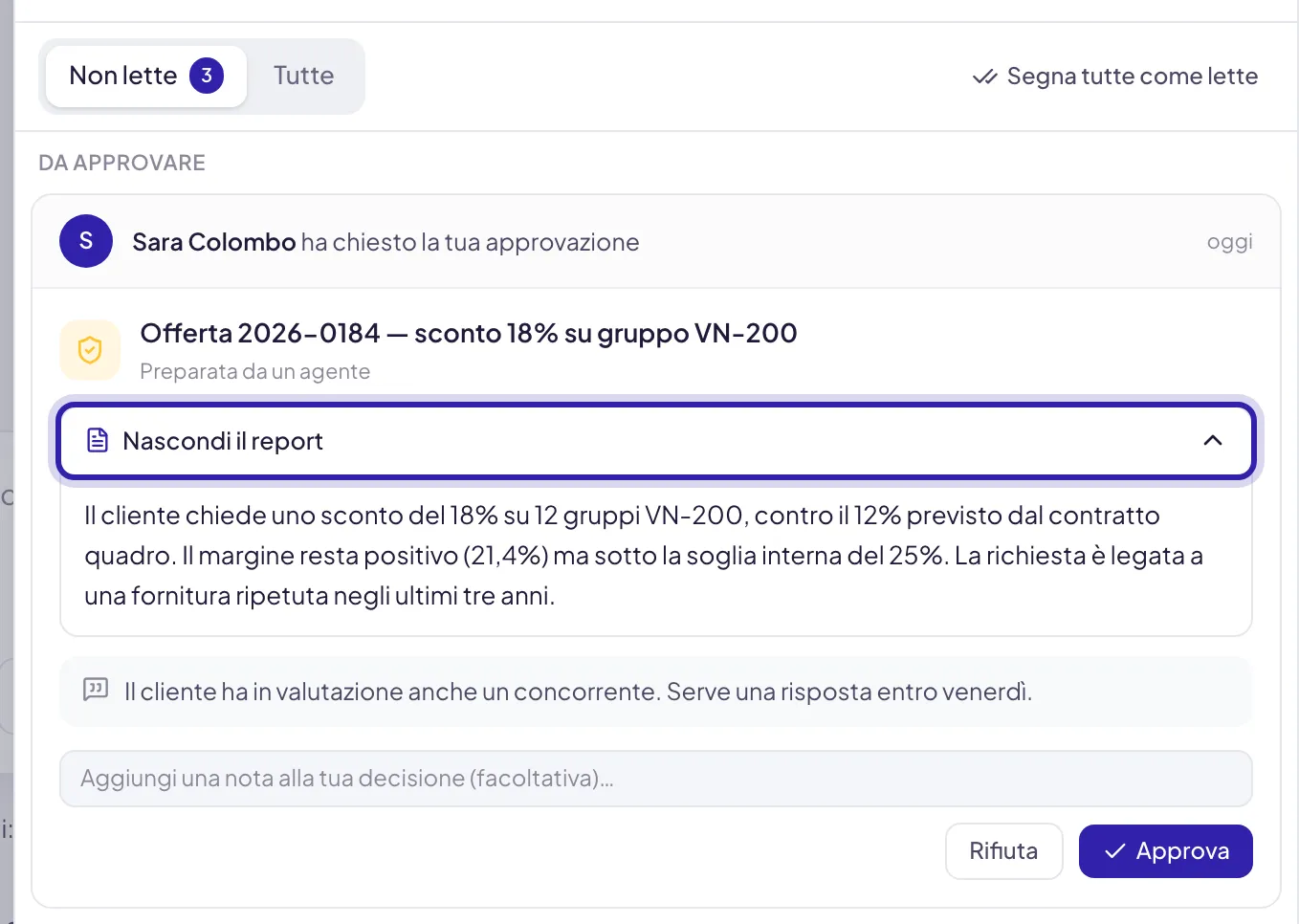 Nell'Inbox, sotto Da approvare, la richiesta di Sara Colombo con il report aperto, il suo commento, il campo per la nota e i pulsanti Rifiuta e Approva